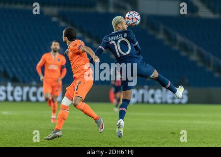 Paris, Frankreich. Dezember 2020. Neymar (R) aus Paris Saint Germain tritt beim UEFA Champions League-Spiel der Gruppe H zwischen Paris Saint Germain und Istanbul Basaksehir am 9. Dezember 2020 in Paris, Frankreich, gegen Mert Gunok aus Istanbul Basaksehir an. Quelle: Aurelien Morissard/Xinhua/Alamy Live News Stockfoto