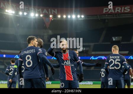 Paris, Frankreich. Dezember 2020. Neymar (C) von Paris Saint Germain feiert sein Tor während des UEFA Champions League-Spiel der Gruppe H zwischen Paris Saint Germain und Istanbul Basaksehir, in Paris, Frankreich, 9. Dezember 2020. Quelle: Aurelien Morissard/Xinhua/Alamy Live News Stockfoto