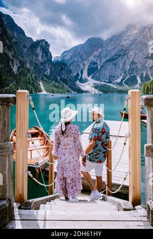 Zu zweit besuchen Sie den berühmten Pragser Wildsee in Südtirol, den Pragser Wildsee, den wunderschönen See in den italienischen alpen, den Lago di B Stockfoto