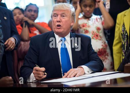 Präsident Donald Trump spricht neben Studierenden vor der Unterzeichnung eines Memorandums der Zugang zu Stammzellen (Wissenschaft, Technologie, Ingenieurwesen und Mathematik) Bildung im Oval Office im Weißen Haus in Washington, D.C. am 25. September 2017 zu erweitern. Foto von Kevin Dietsch/UPI Stockfoto