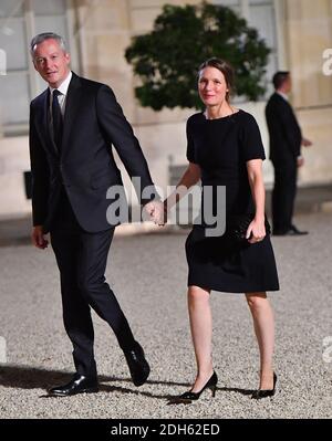 Bruno Le Maire und seine Frau Pauline Doussau de Bazignan kommen zu einem Staatsessen zu Ehren des libanesischen Präsidenten Aoun im Elysee Palast in Paris, Frankreich, am 25. September 2017. Foto von Christian Liewig/ABACAPRESS.COM Stockfoto