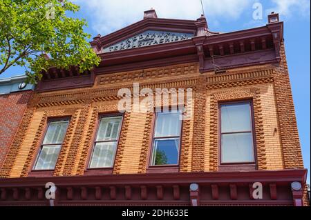 RED BANK, NJ –16 JUL 2020- Blick auf die Innenstadtgebäude auf der Broad Street in der Stadt Red Bank, Monmouth County, New Jersey. Stockfoto