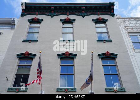 RED BANK, NJ –16 JUL 2020- Blick auf die Innenstadtgebäude auf der Broad Street in der Stadt Red Bank, Monmouth County, New Jersey. Stockfoto