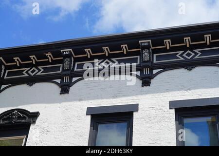 RED BANK, NJ –16 JUL 2020- Blick auf die Innenstadtgebäude auf der Broad Street in der Stadt Red Bank, Monmouth County, New Jersey. Stockfoto