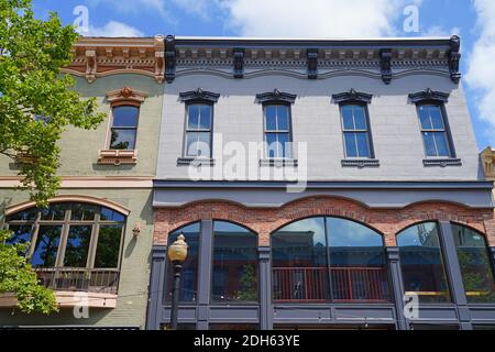 RED BANK, NJ –16 JUL 2020- Blick auf die Innenstadtgebäude auf der Broad Street in der Stadt Red Bank, Monmouth County, New Jersey. Stockfoto