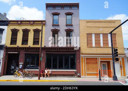 RED BANK, NJ –16 JUL 2020- Blick auf die Innenstadtgebäude auf der Broad Street in der Stadt Red Bank, Monmouth County, New Jersey. Stockfoto