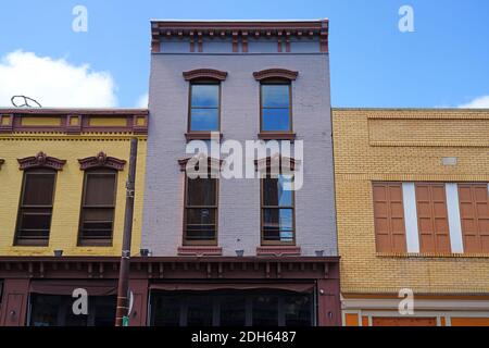 RED BANK, NJ –16 JUL 2020- Blick auf die Innenstadtgebäude auf der Broad Street in der Stadt Red Bank, Monmouth County, New Jersey. Stockfoto