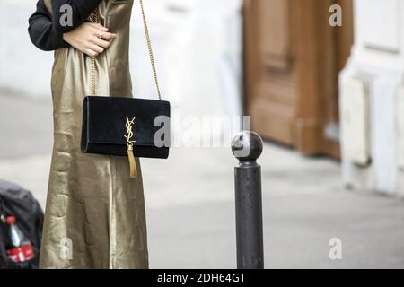 Street Style, Details eines Fashionista-Outfits außerhalb der Dior Fashion Show während der Paris Fashion Week Spring Summer 2018, die am 26. September 2017 in Paris, Frankreich, stattfand. Foto von Silviu Doroftei/ABACAPRESS.COM Stockfoto