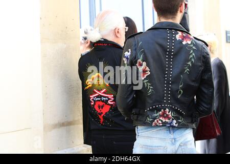 Street Style, Details eines Fashionista-Outfits außerhalb der Dior Fashion Show während der Paris Fashion Week Spring Summer 2018, die am 26. September 2017 in Paris, Frankreich, stattfand. Foto von Silviu Doroftei/ABACAPRESS.COM Stockfoto