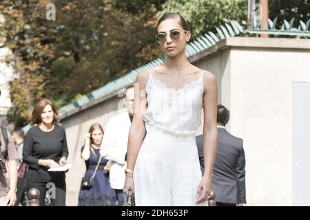 Street Style, Model Ann-Kathrin Vida Brommel bei der Dior Fashion Show während der Pariser Fashion Week Spring Summer 2018, die am 26. September 2017 in Paris, Frankreich, stattfand.Foto von Silviu Doroftei/ABACAPRESS.COM Stockfoto