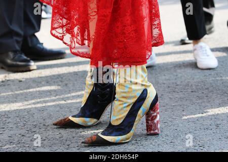 Street Style, Details eines Fashionista-Outfits außerhalb der Dior Fashion Show während der Paris Fashion Week Spring Summer 2018, die am 26. September 2017 in Paris, Frankreich, stattfand.Foto von Silviu Doroftei/ABACAPRESS.COM Stockfoto