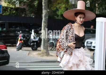 Street Style, vietnamesische Sängerin und Schauspielerin Maya Ankunft auf der Dior Fashion Show während der Paris Fashion Week Frühjahr Sommer 2018 in Paris, Frankreich am 26. September 2017.Foto von Silviu Doroftei/ABACAPRESS.COM Stockfoto