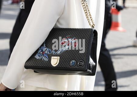 Street Style, Details eines Fashionista-Outfits außerhalb der Dior Fashion Show während der Paris Fashion Week Spring Summer 2018, die am 26. September 2017 in Paris, Frankreich, stattfand.Foto von Silviu Doroftei/ABACAPRESS.COM Stockfoto