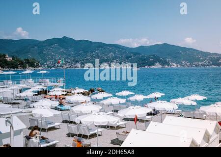 Santa Margherita Ligure Italien Juni 2020, farbenfroher Strand in Santa Margeritha, der im Sommer ein beliebtes Touristenziel ist Stockfoto