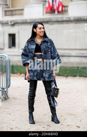 Street style, Aleali May Ankunft im Maison Margiela Frühjahr-Sommer 2018 Show im Grand Palais, in Paris, Frankreich, am 27. September 2017 statt. Foto von Marie-Paola Bertrand-Hillion/ABACAPRESS.COM Stockfoto