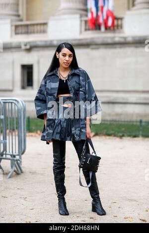 Street style, Aleali May Ankunft im Maison Margiela Frühjahr-Sommer 2018 Show im Grand Palais, in Paris, Frankreich, am 27. September 2017 statt. Foto von Marie-Paola Bertrand-Hillion/ABACAPRESS.COM Stockfoto