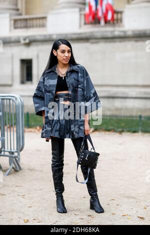 Street style, Aleali May Ankunft im Maison Margiela Frühjahr-Sommer 2018 Show im Grand Palais, in Paris, Frankreich, am 27. September 2017 statt. Foto von Marie-Paola Bertrand-Hillion/ABACAPRESS.COM Stockfoto