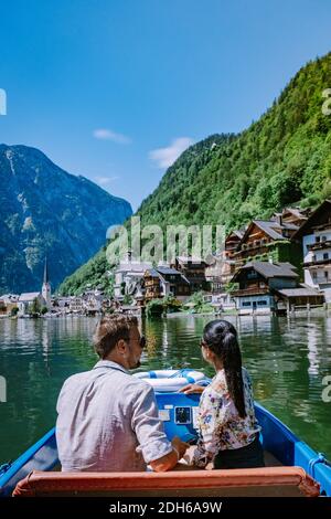 Ein Paar besucht das Hallstätter Dorf am Hallstatter See in den österreichischen Alpen Österreich Stockfoto