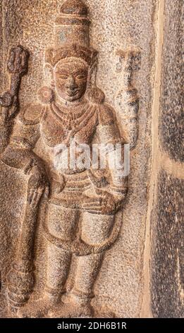 Hampi, Karnataka, Indien - 4. November 2013: Ruinöser Kadelekalu Ganesha Tempel. Nahaufnahme von braunem Stein Wandbild Skulptur von dwarapalaka. Stockfoto