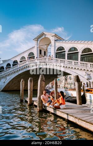 Paar Männer und Frauen auf einem Städtetrip nach Venedig Italien, bunte Straßen mit Kanälen Venedig Stockfoto
