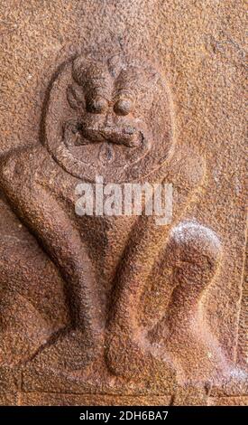 Hampi, Karnataka, Indien - 4. November 2013: Ruinöser Kadelekalu Ganesha Tempel. Nahaufnahme der braunen Stein Wandbild Skulptur des Löwen. Stockfoto