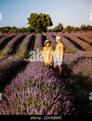 Ardeche Lavendelfelder in Südfrankreich bei Sonnenuntergang, Lavendelfelder in Ardeche in Südostfrankreich, Paar Männer und Wom Stockfoto