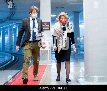 Washington, Usa. Dezember 2020. US-Senator Shelley Capito (R-WV) spricht zu einem Reporter in der Senate Subway. Kredit: SOPA Images Limited/Alamy Live Nachrichten Stockfoto