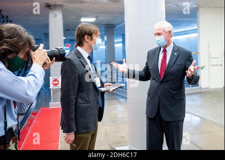 Washington, Usa. Dezember 2020. US-Senator Ron Johnson (R-WI) spricht zu einem Reporter an der Senate Subway. Kredit: SOPA Images Limited/Alamy Live Nachrichten Stockfoto