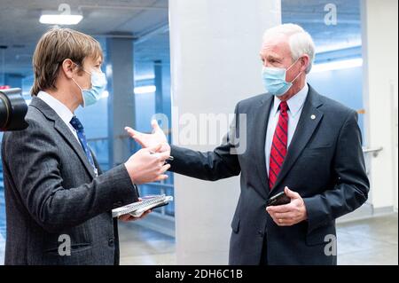 Washington, Usa. Dezember 2020. US-Senator Ron Johnson (R-WI) spricht zu einem Reporter an der Senate Subway. Kredit: SOPA Images Limited/Alamy Live Nachrichten Stockfoto