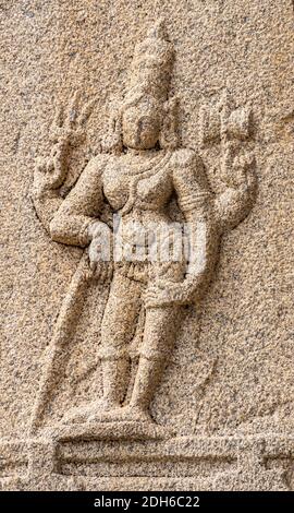 Hampi, Karnataka, Indien - 4. November 2013: Ruinöser Kadelekalu Ganesha Tempel. Nahaufnahme der grauen Stein Wandbild Skulptur von Shiva. Stockfoto