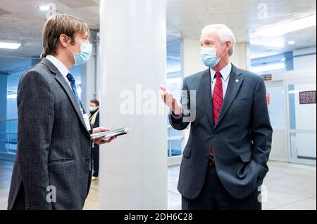 Washington, Usa. Dezember 2020. US-Senator Ron Johnson (R-WI) spricht zu einem Reporter an der Senate Subway. Kredit: SOPA Images Limited/Alamy Live Nachrichten Stockfoto