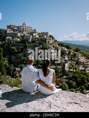 Ehepaar besuchen die Altstadt von Gordes Provence, blühende lila Lavendelfelder im Kloster Senanque, Provence, Südfrankreich Stockfoto