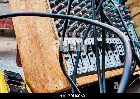 Musikmixer bei Konzerten mit angeschlossenen Kabeln Stockfoto