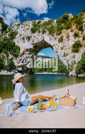 Frau im Urlaub in der Ardeche France Pont d Arc, Ardeche Frankreich, Blick auf den Narural Bogen in Vallon Pont d'Arc in der Ardeche Schlucht i Stockfoto