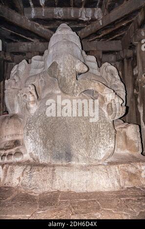 Hampi, Karnataka, Indien - 4. November 2013: Ruinöser Kadelekalu Ganesha Tempel. Nahaufnahme der riesigen grauen Steinstatue des Herrn. Stockfoto