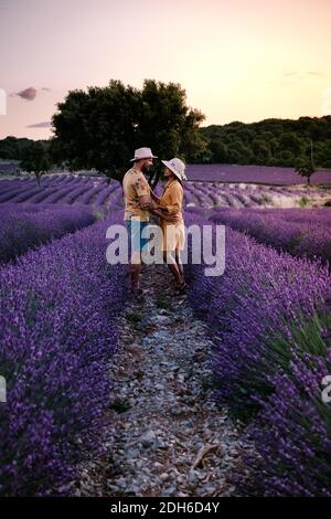 Ardeche Lavendelfelder in Südfrankreich bei Sonnenuntergang, Lavendelfelder in Ardeche in Südostfrankreich, Paar Männer und Wom Stockfoto