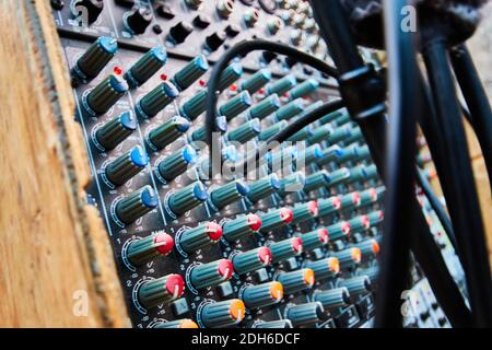 Musikmixer bei Konzerten mit angeschlossenen Kabeln Stockfoto