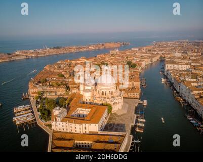 Venedig von oben mit Drohne, Luftdrohne Foto des ikonischen und einzigartigen Markusplatz oder Piazza San Marco mit Doges P Stockfoto