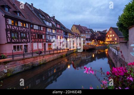 Colmar, Elsass, Frankreich. Petite Venice, Wasserkanal und traditionelle Fachwerkhäuser. Colmar ist eine charmante Stadt im Elsass, Fr. Stockfoto