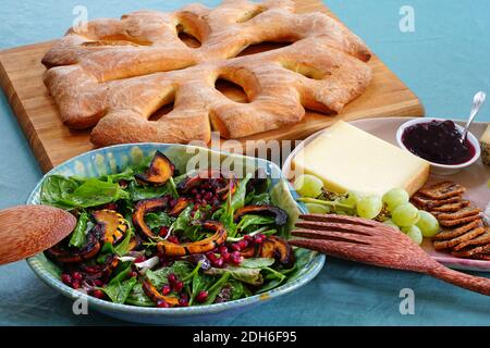 Blick auf ein hausgemachtes Olivenöl Fougasse Brot Stockfoto