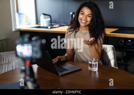 Afroamerikanischer Blogger, der zu Hause Videos über Sport und gesunde Ernährung aufzeichnet Stockfoto