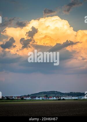 Dramatische Wolke in Orange Tönen im Burgenland Stockfoto