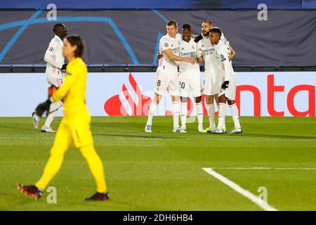 Madrid, Spanien. Dezember 2020. Karim Benzema (2. R) von Real Madrid feiert das Tor mit Teamkollegen während des UEFA Champions League Fußballspiels der Gruppe B zwischen Real Madrid und Borussia Mönchengladbach in Madrid, Spanien, 9. Dezember 2020. Quelle: Edward F. Peters/Xinhua/Alamy Live News Stockfoto