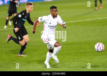 Madrid, Spanien. Dezember 2020. Vinicius Junior von Real Madrid tritt beim UEFA Champions League Fußballspiel der Gruppe B zwischen Real Madrid und Borussia Monchengladbach am 9. Dezember 2020 in Madrid, Spanien, an. Quelle: Edward F. Peters/Xinhua/Alamy Live News Stockfoto