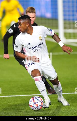 Madrid, Spanien. Dezember 2020. Vinicius Junior von Real Madrid tritt beim UEFA Champions League Fußballspiel der Gruppe B zwischen Real Madrid und Borussia Monchengladbach am 9. Dezember 2020 in Madrid, Spanien, an. Quelle: Edward F. Peters/Xinhua/Alamy Live News Stockfoto