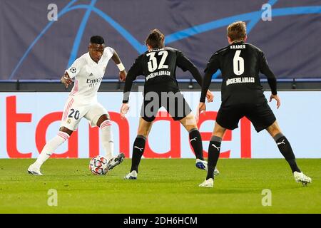 Madrid, Spanien. Dezember 2020. Vinicius Junior (L) von Real Madrid tritt während des UEFA Champions League-Fußballspiels der Gruppe B zwischen Real Madrid und Borussia Monchengladbach in Madrid, Spanien, am 9. Dezember 2020 an. Quelle: Edward F. Peters/Xinhua/Alamy Live News Stockfoto