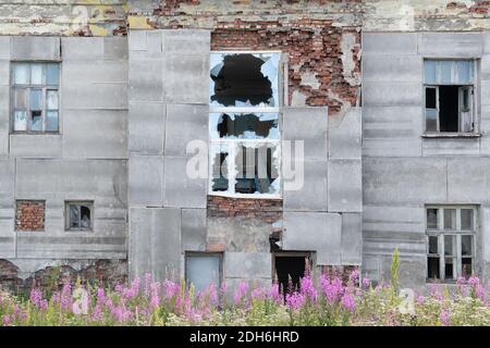 Alt zerstört verlassenen rohen Holzhaus mit dem ausgebrochen fenster Stockfoto
