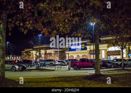 Augusta, GA USA - 12 01 20: Walmart bei Nacht und Autos mit Menschen Stockfoto