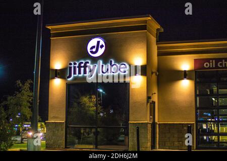 Augusta, GA USA - 12 01 20: Jiffy Lube am Nachtschild und Gebäude Stockfoto