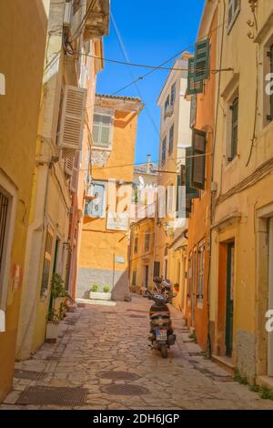 Kleine schmale Straße in Korfu Stadt Griechenland Stockfoto